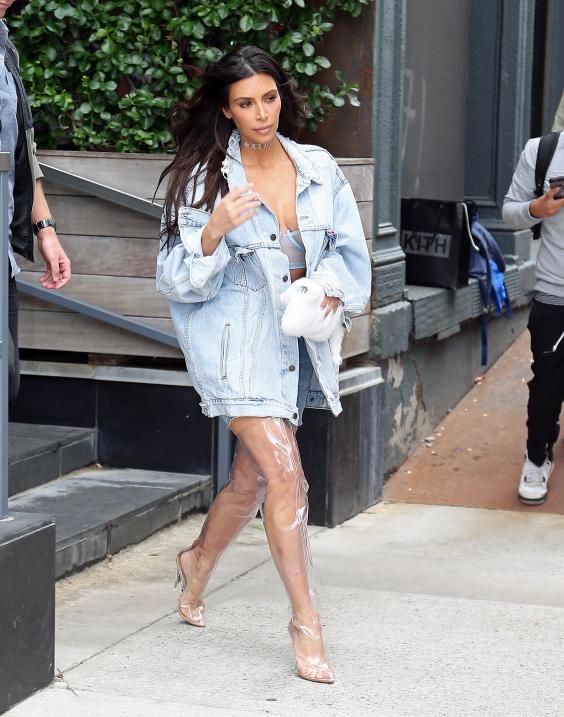 kim kardashian botas - Kim Kardashian y sus nuevos looks