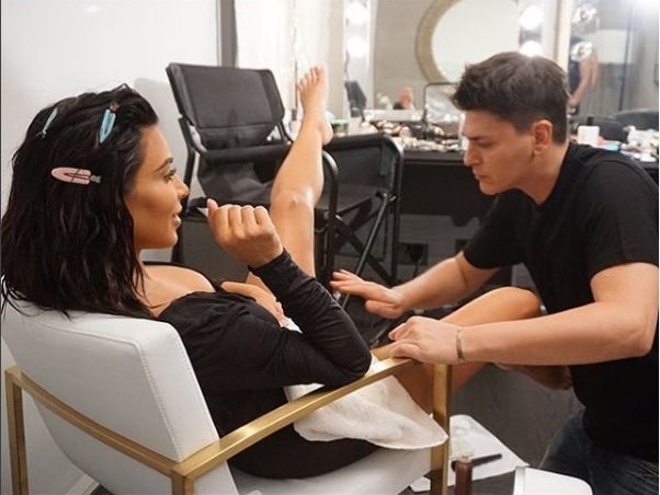 kim maquillandose piernas - Kim Kardashian Se Maquilla Tambien Otras Partes  De Su Cuerpo