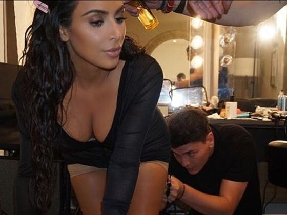 maquillaje en el trasero de kim kardashian - Kim Kardashian Se Maquilla Tambien Otras Partes  De Su Cuerpo