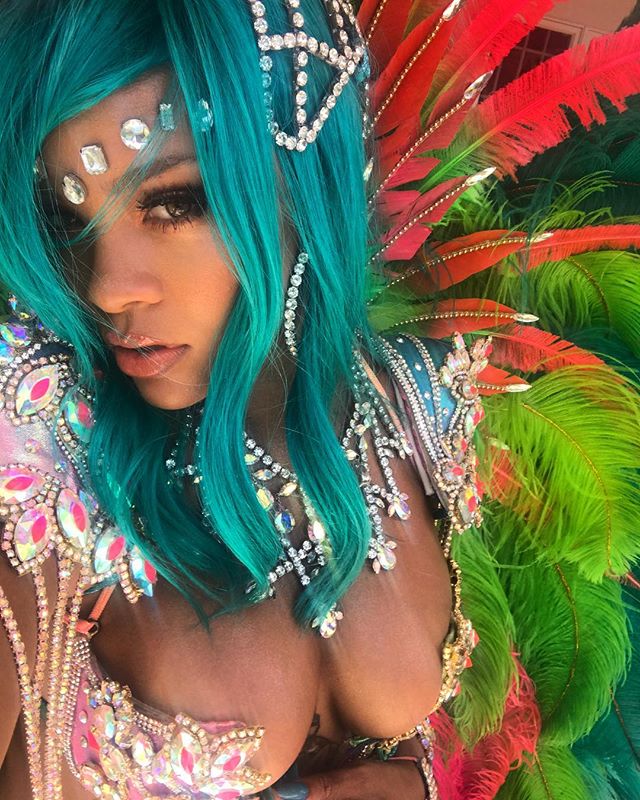 rihana carnaval3 - El Impactante Look De Rihanna En El Carnaval