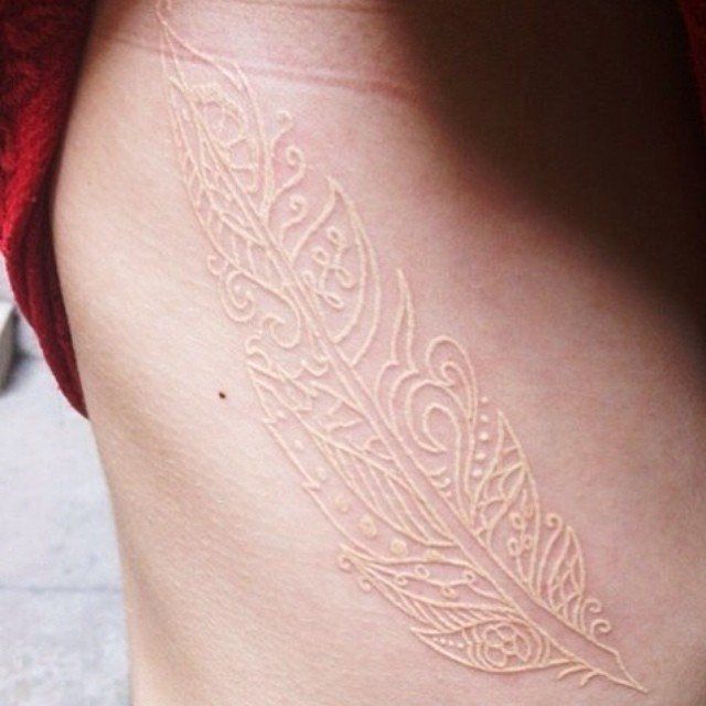 tatuajes tinta blanca pluma - Hermosos Tatuajes Con Tinta Blanca