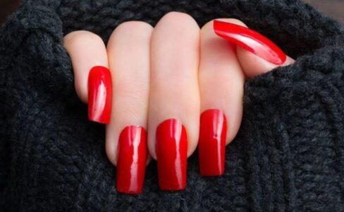 Lee más sobre el artículo Uñas rojas – Historia del esmalte de uñas rojo + 50 inspiraciones increíbles